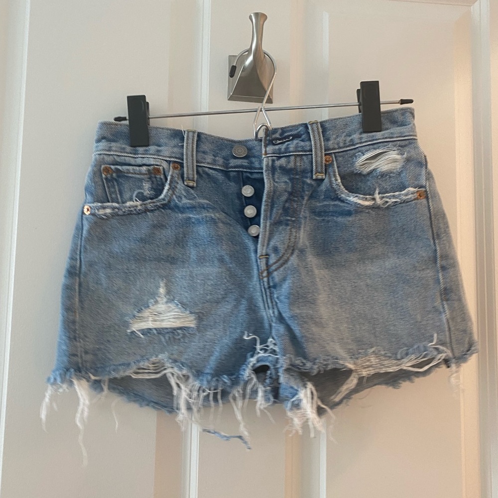 LEVI’S LIGHT WASH DENIM SHORTS SIZE 25